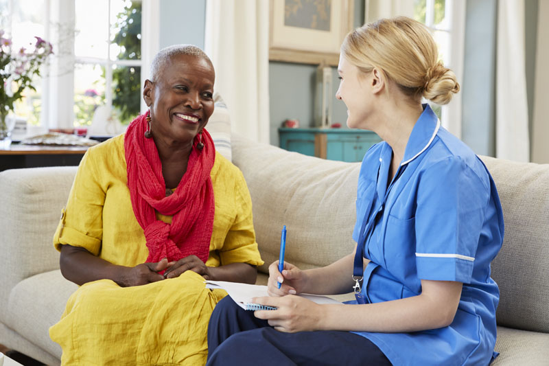 weibliche krankenschwester besucht ältere frau zu hause