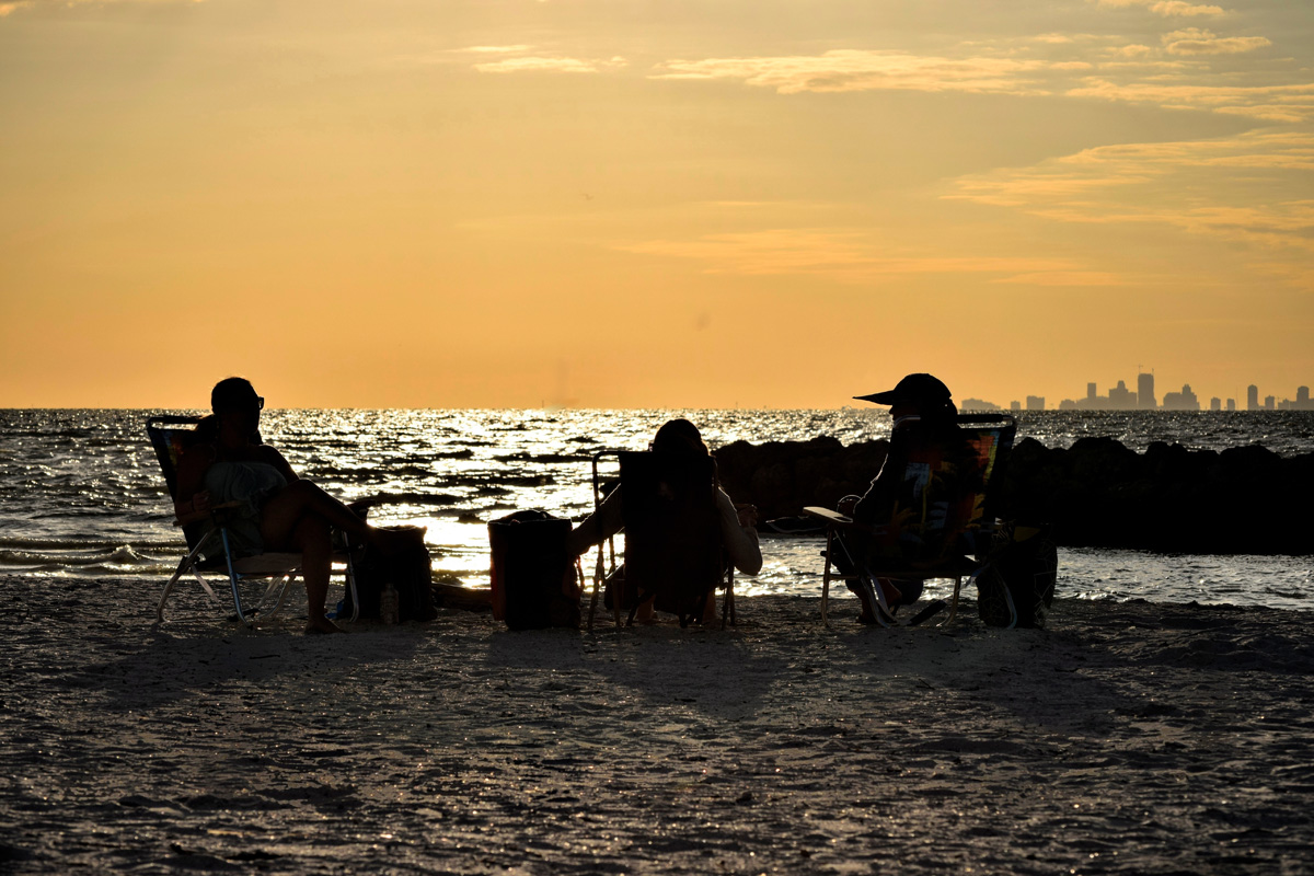 les amateurs de plage ayant un pique-nique sur la plage de Tampa