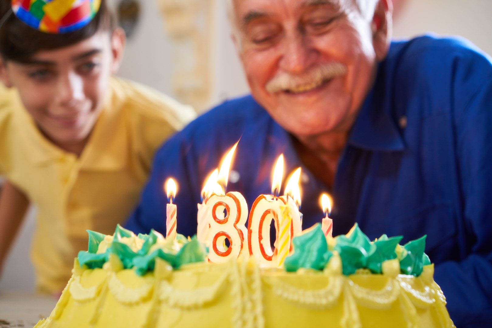 garçon et homme âgé soufflant des bougies sur un gâteau anniversaire 2021 08 26 15 46 10 utc