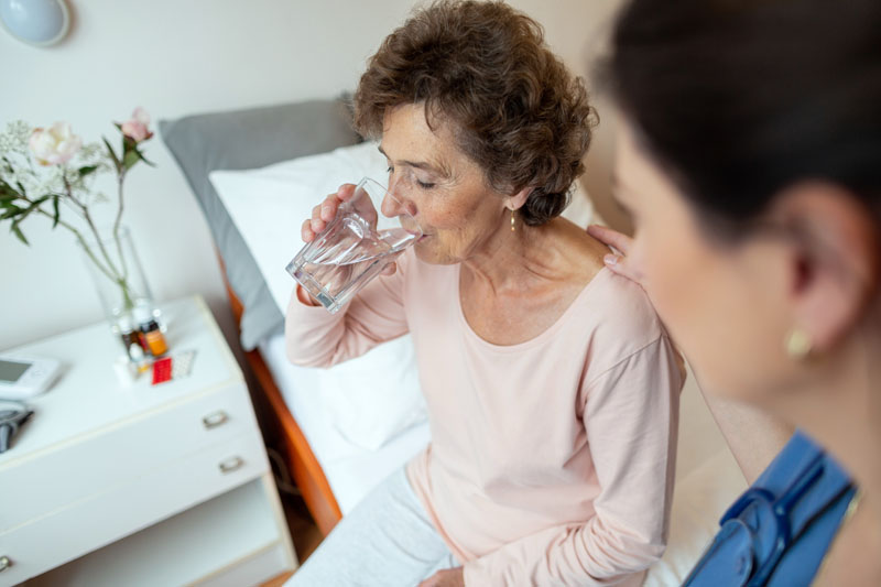 paziente donna anziana che riceve farmaci per cure mediche in hospice