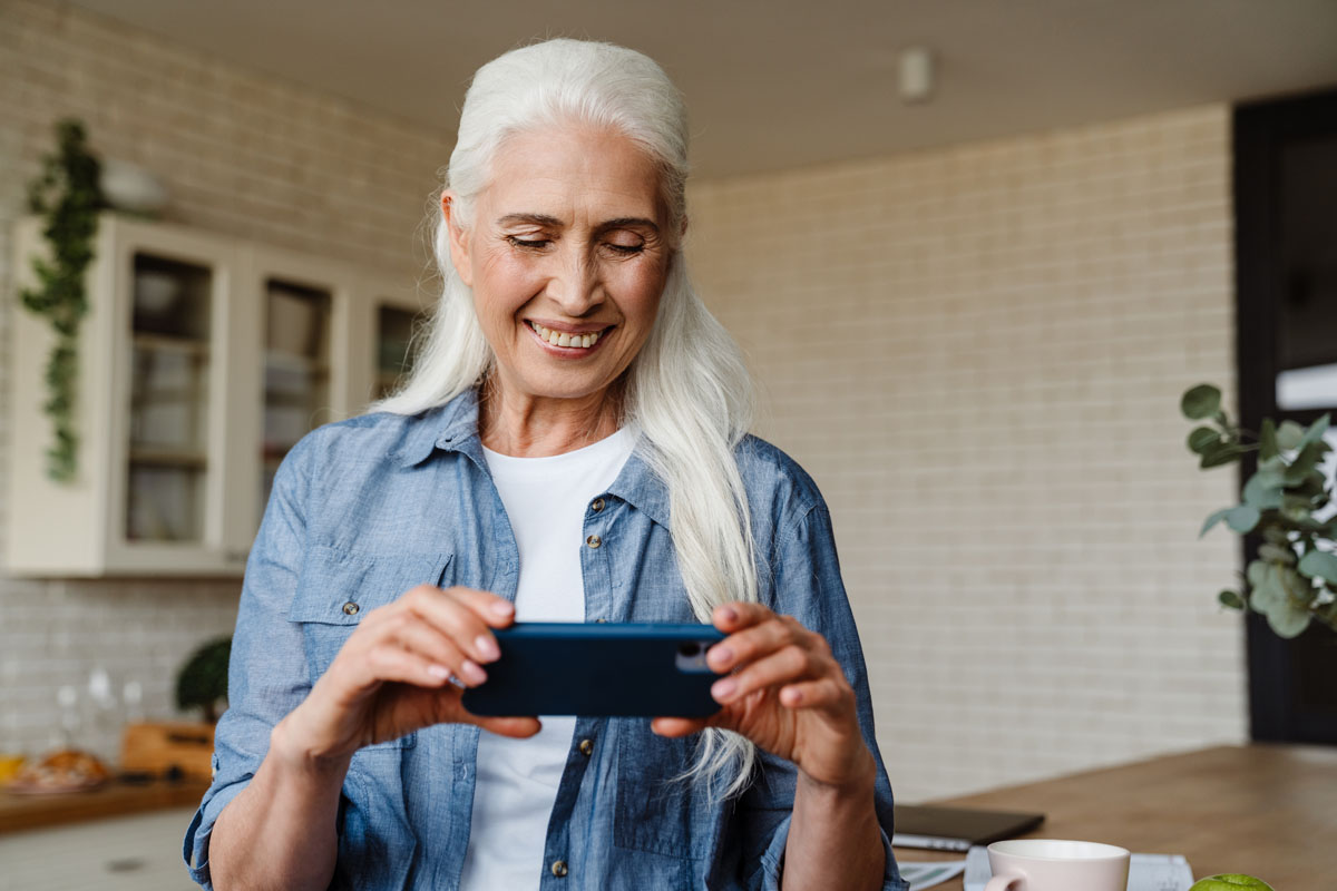 femme âgée utilisant un téléphone portable pour trouver un logement pour personnes âgées à nashville