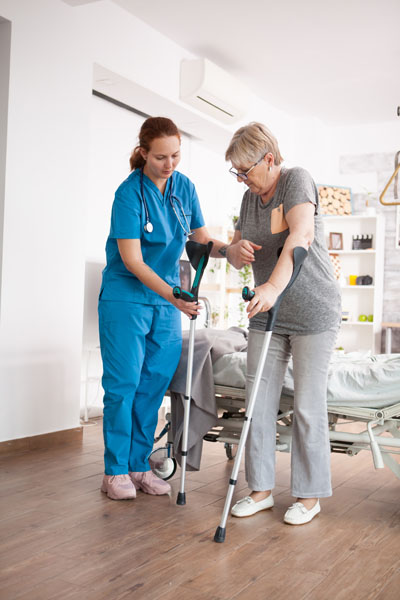 anciana de enfermería femenina con rehabilitación de rodillas