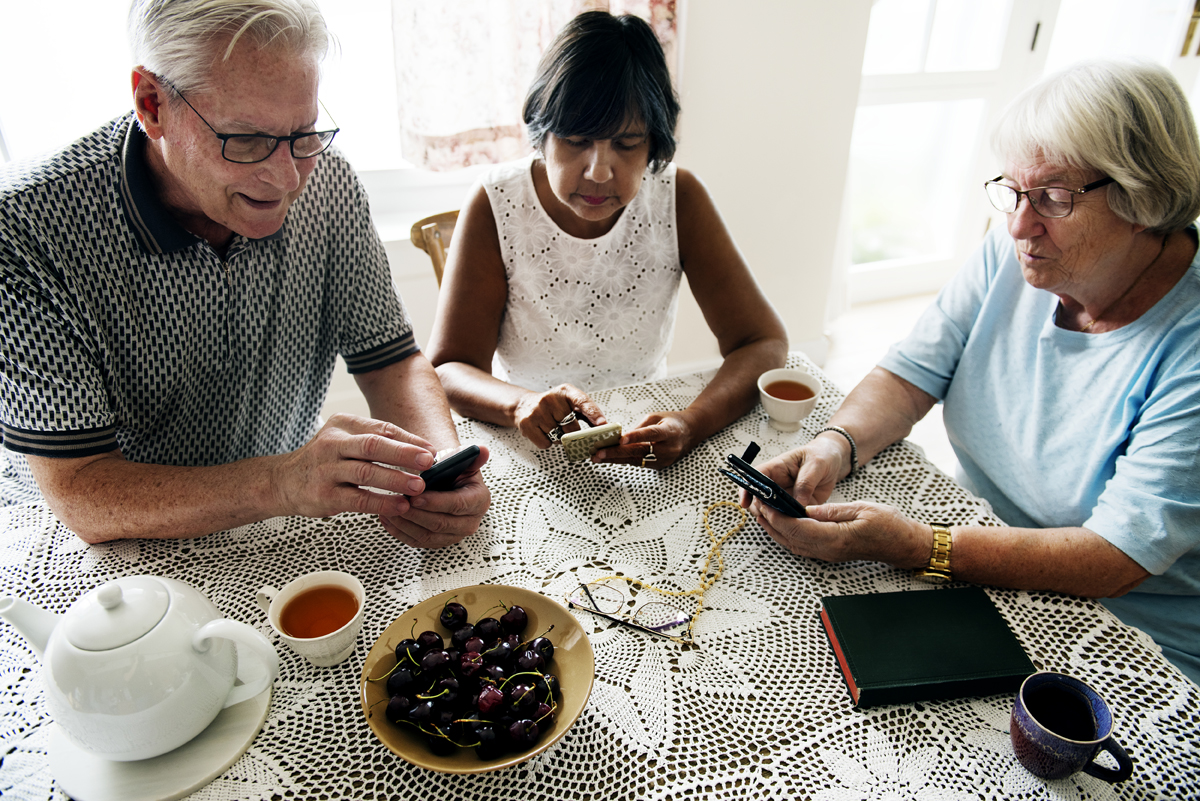 grupo de personas mayores que usan teléfono móvil