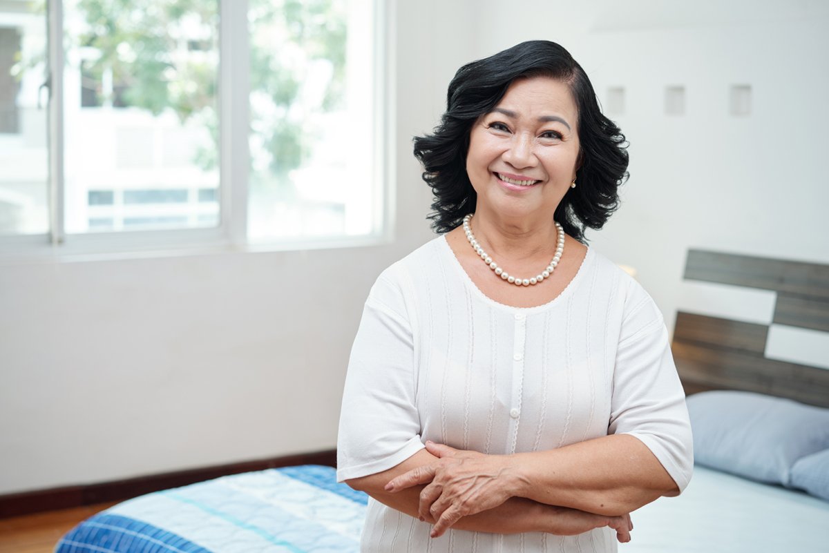 mujer mayor feliz en la vida asistida