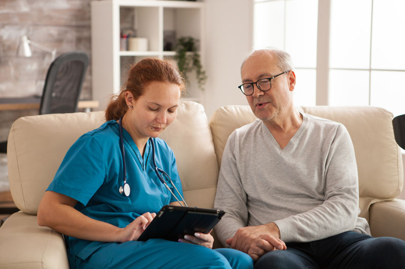 infirmière à domicile recevant des signes vitaux