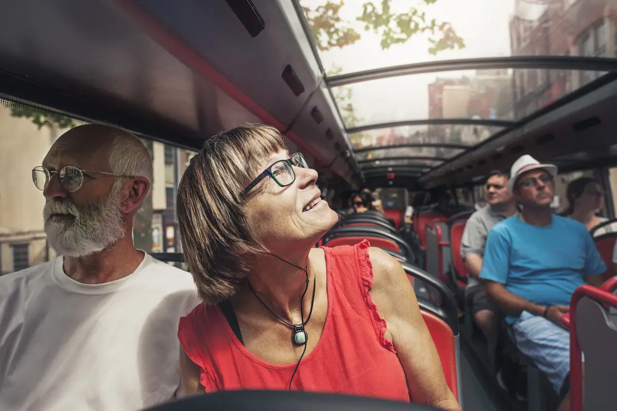 coppia matura che viaggia in autobus