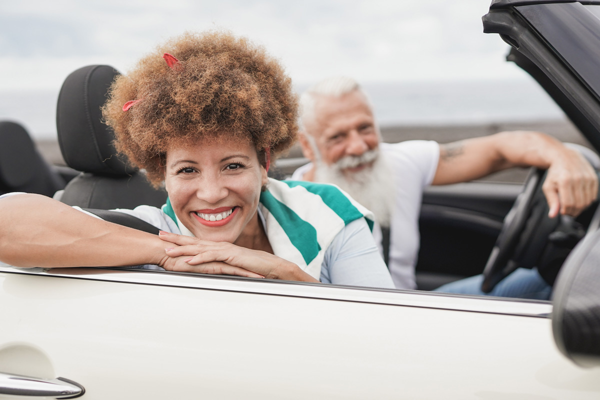 pareja senior multirracial divirtiéndose en miami