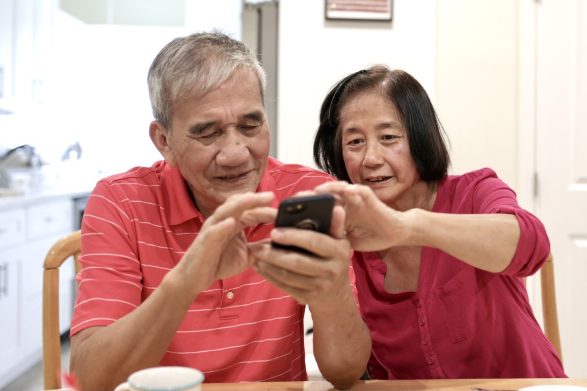 pareja asiática senior usando un teléfono celular juntos 2022 10 31 22 09 25 utc