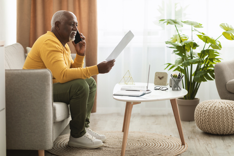 homme d&#39;affaires senior parlant au téléphone