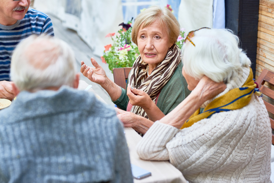 amigos mayores en la comunidad de personas mayores