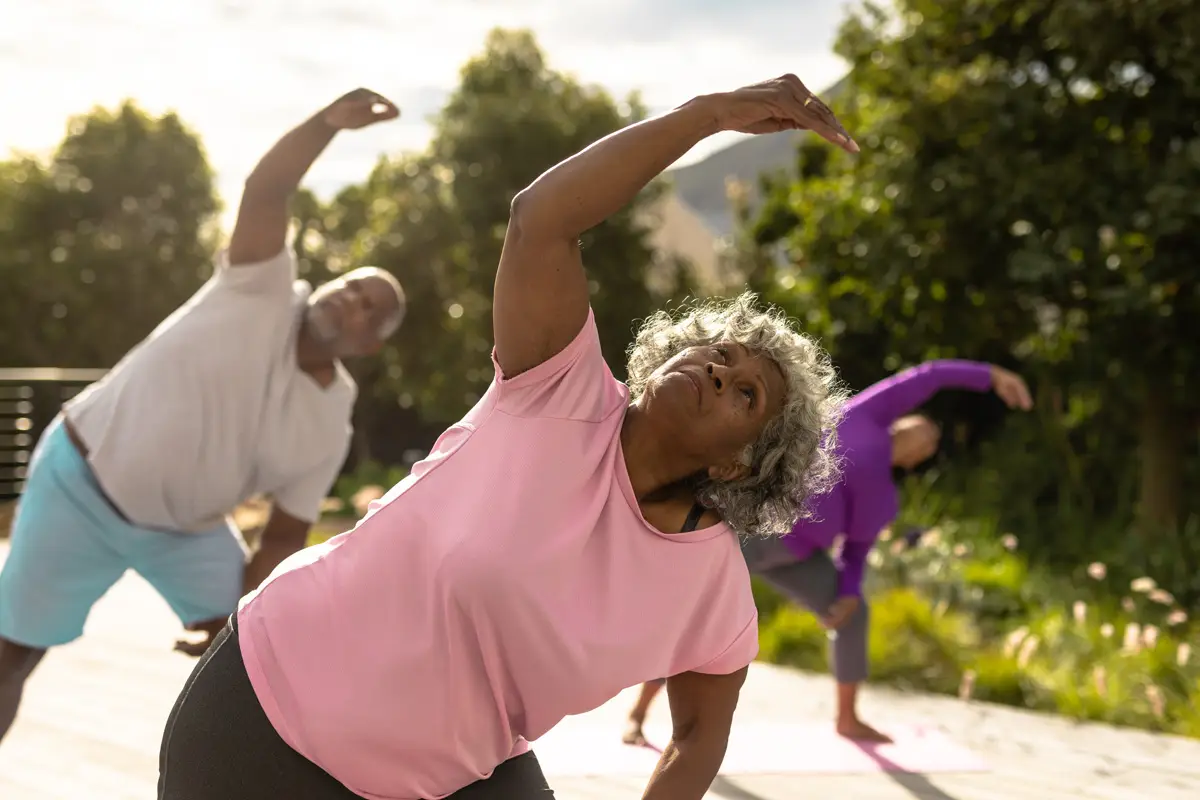 Senior friends pratiquant le yoga à Jacksonville