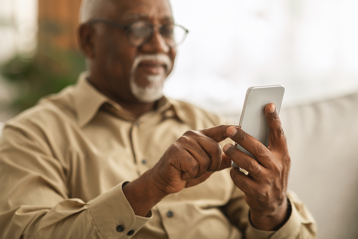 älterer mann, der smartphone verwendet