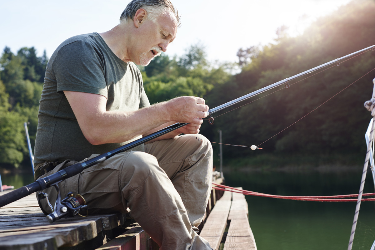 les hommes supérieurs se préparent à pêcher à Tampa