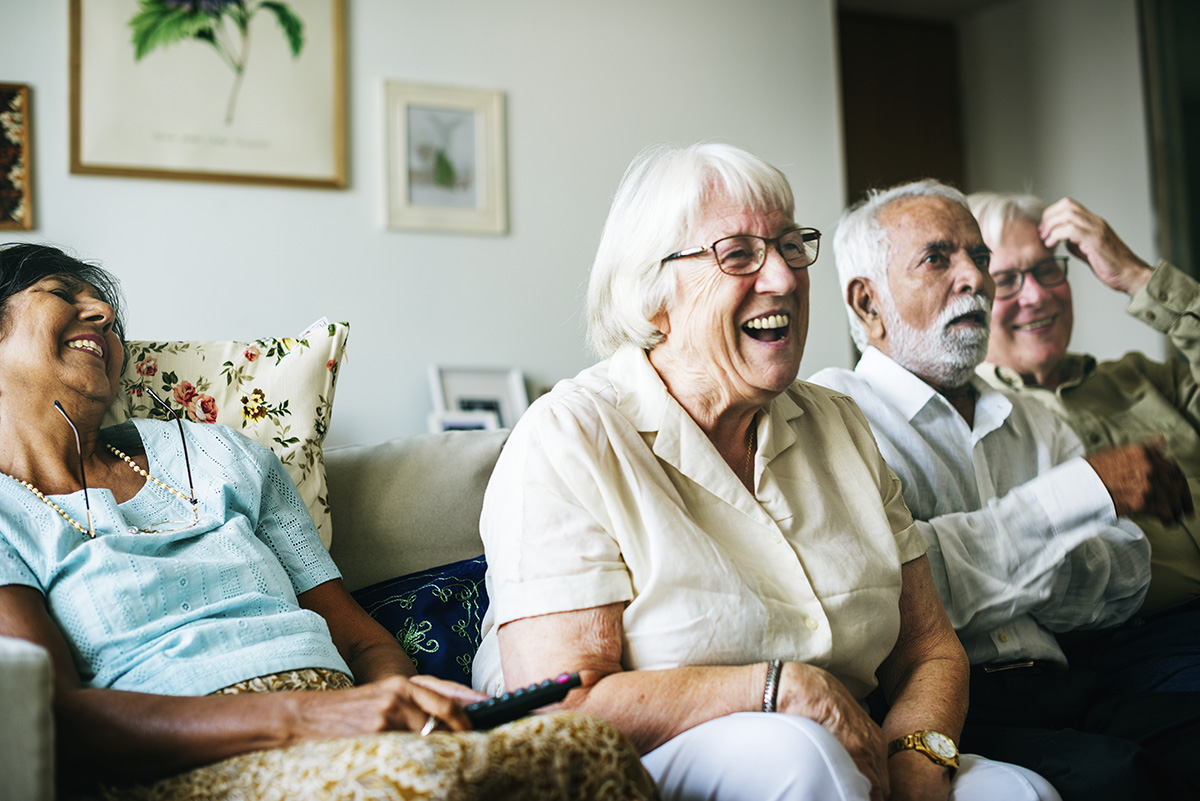 personas mayores viendo television juntas 2021 08 27 00 05 51 utc