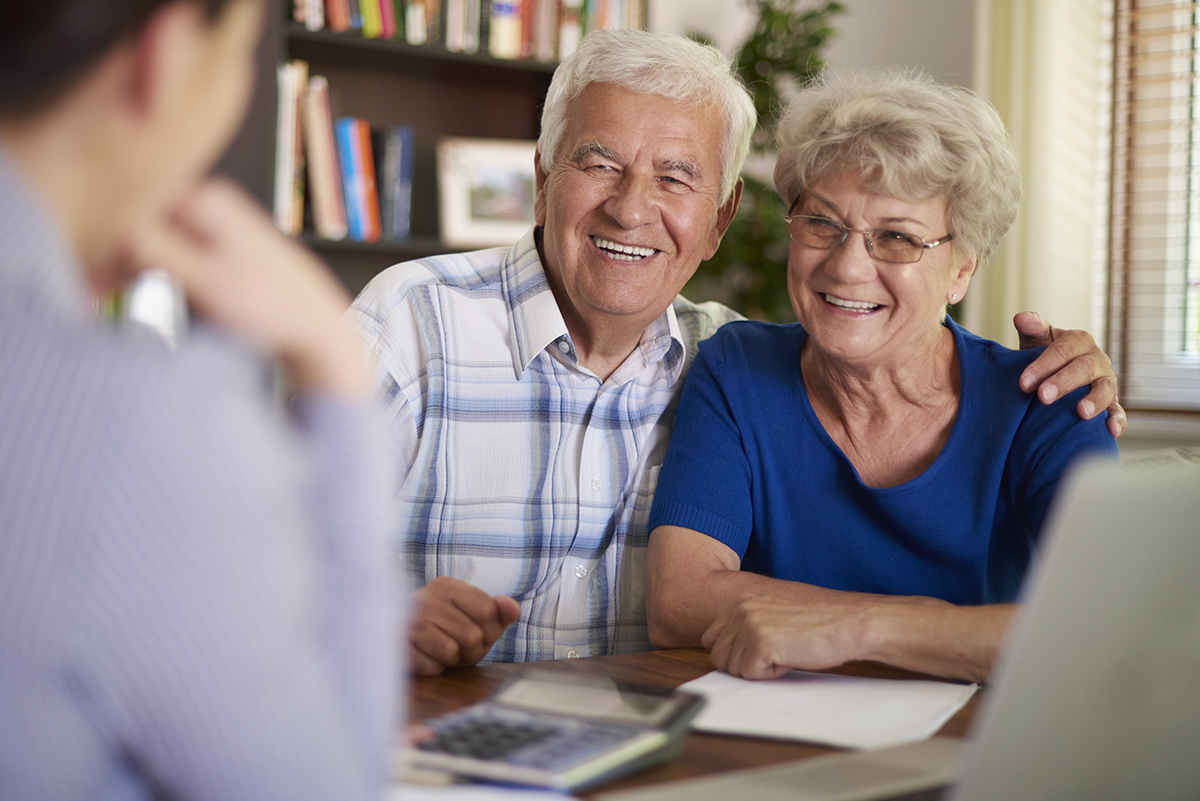 agente de colocación senior que trabaja con una pareja senior