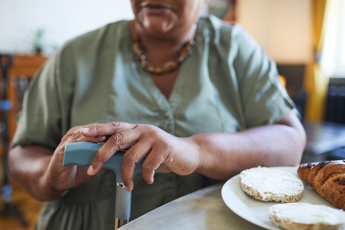 mujer mayor en hogar de ancianos