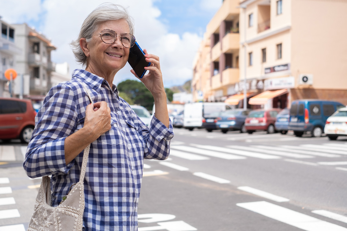 Seniorin beim Überqueren der Straße in Orlando