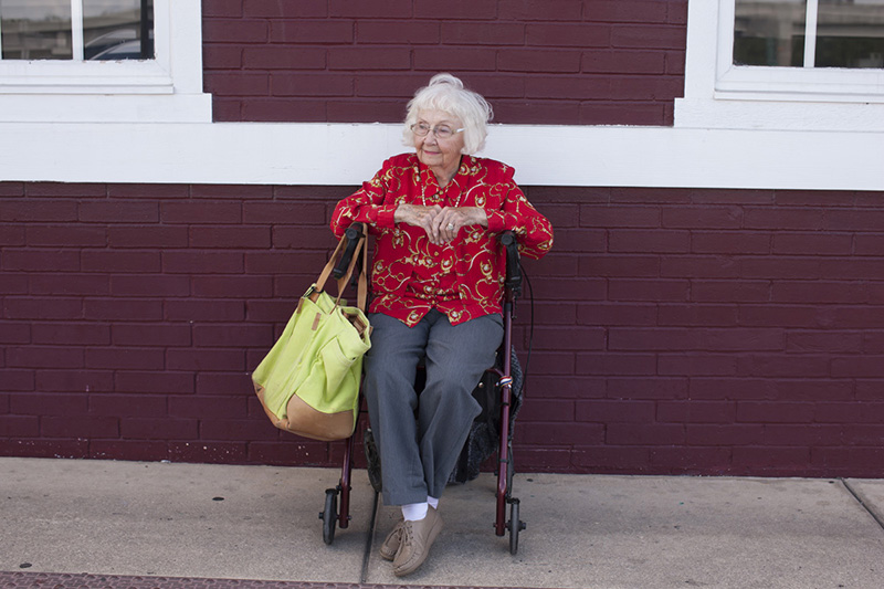 femme âgée profitant de la météo de knoxville