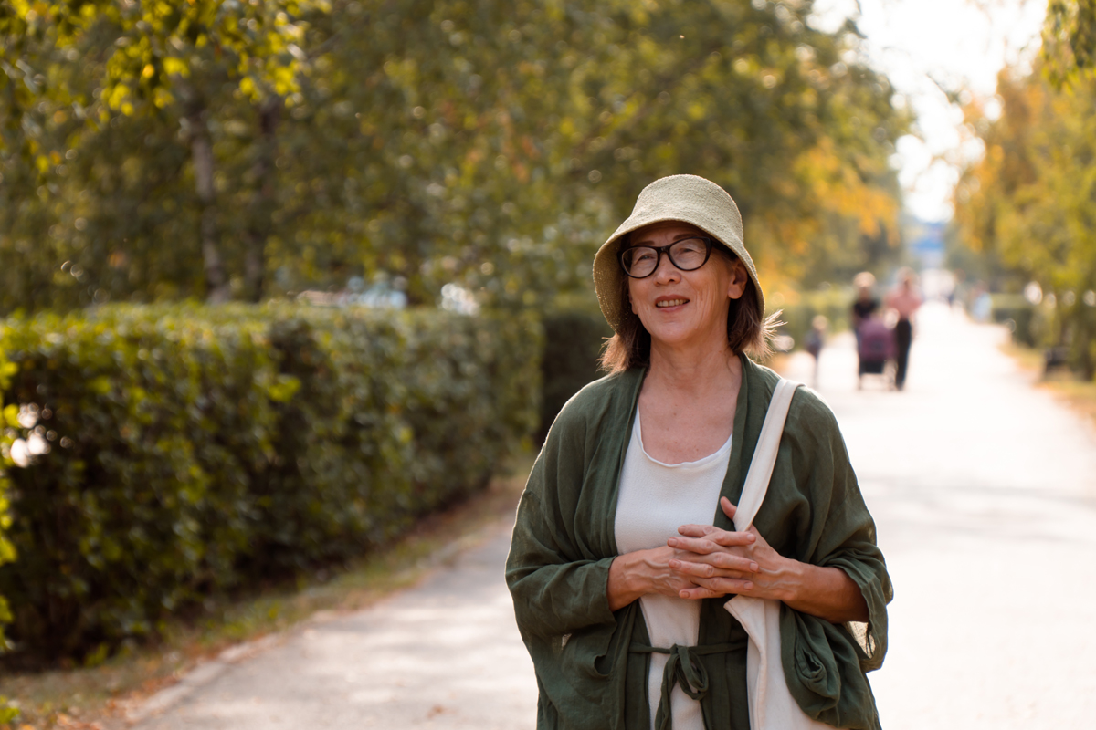 Seniorin im Stadtpark Durham