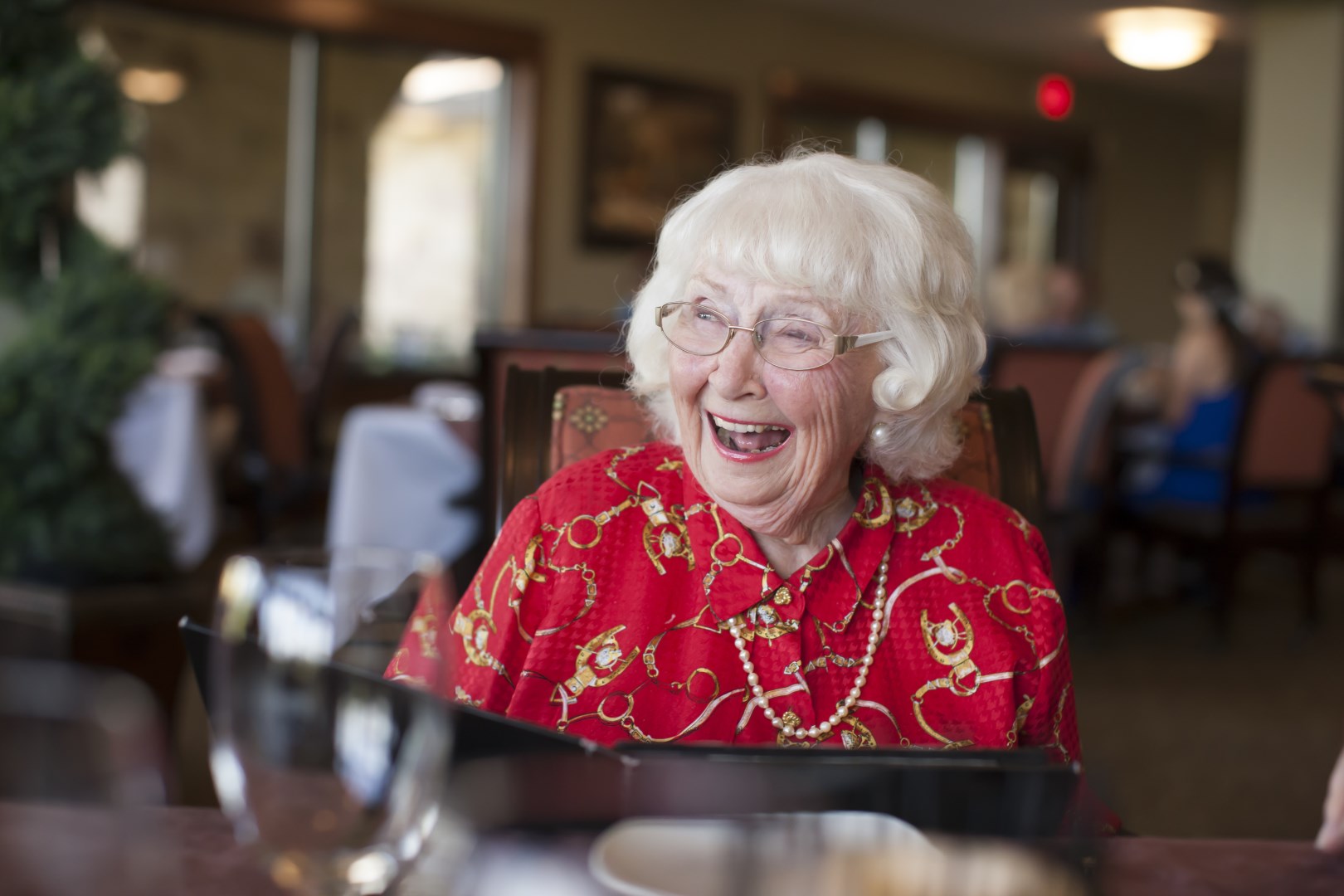 femme âgée assise à table au restaurant rire 2022 03 07 23 56 08 utc