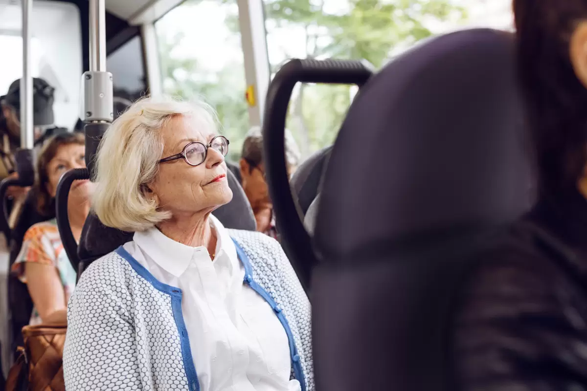 ältere frau, die im bus in montgomery sitzt