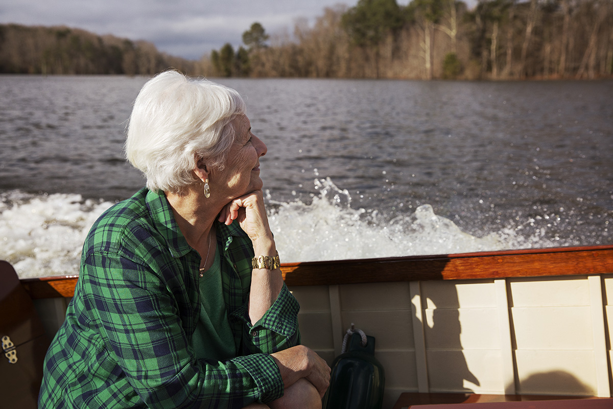 femme âgée assise sur un bateau à moteur 2022 05 26 03 19 24 utc