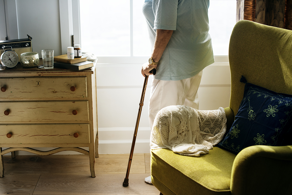 femme âgée debout seule dans la chambre