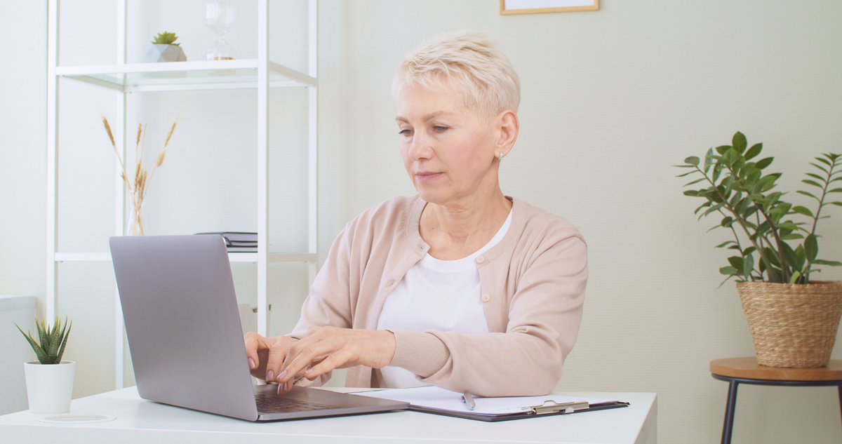 senior woman using laptop to find senior assisted living on senioridy