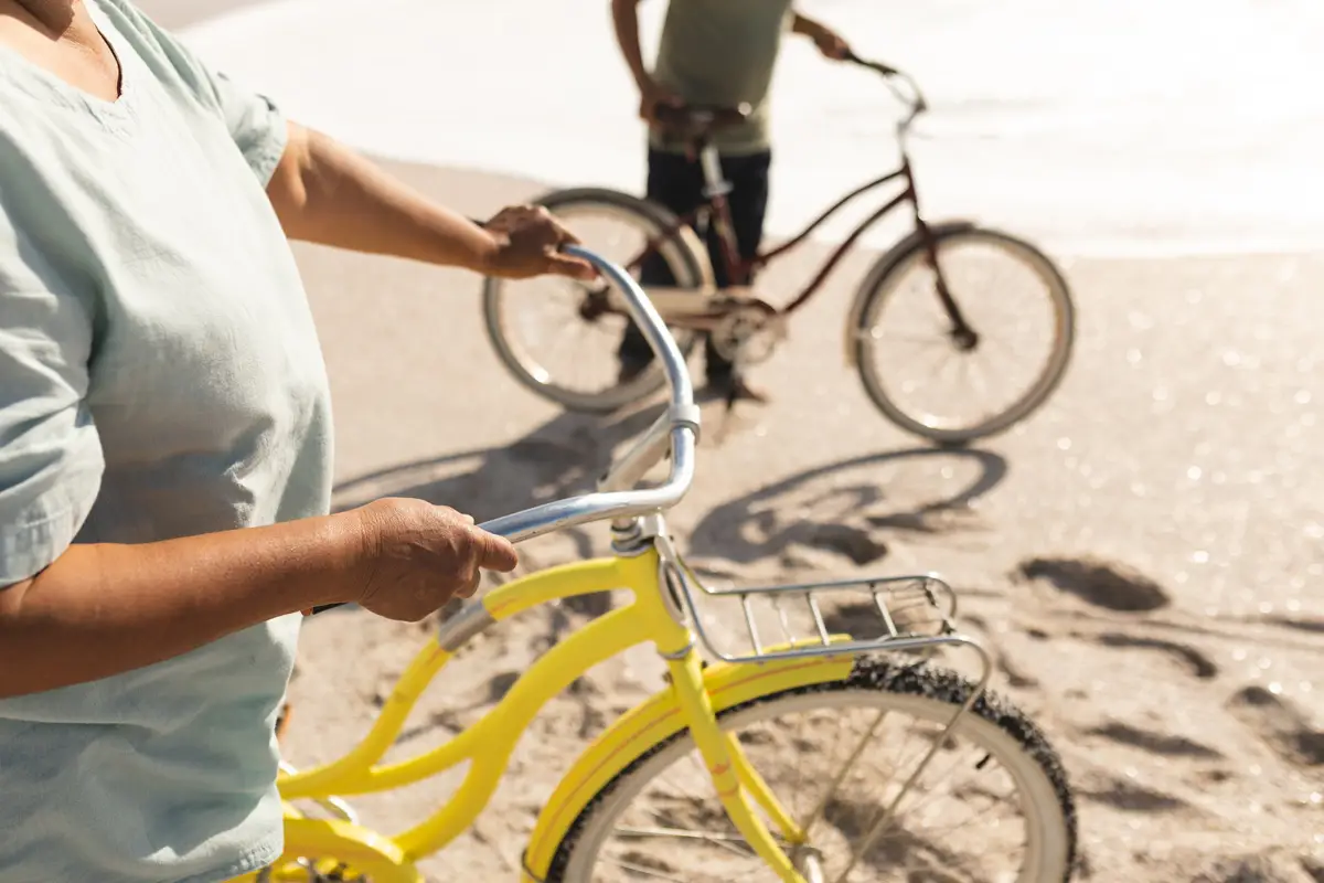 Seniorin mit Fahrrad