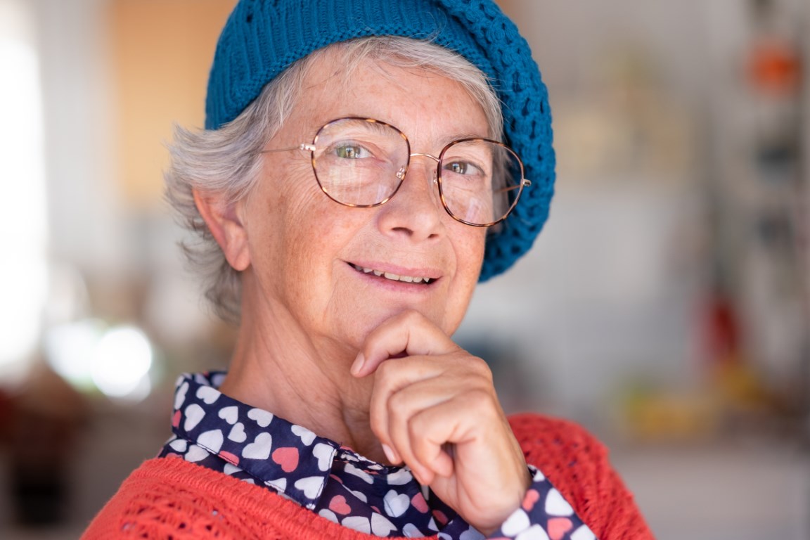 mujer mayor con sombrero sonriendo