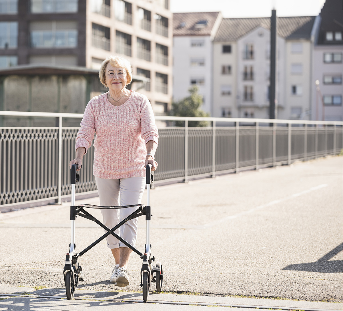 Seniorin mit Rollator auf Fußgängerbrücke 2022 03 08 01 31 08 utc