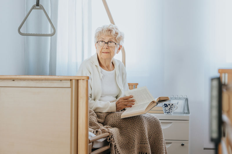 Frau in einem Langzeit-Pflegeheim